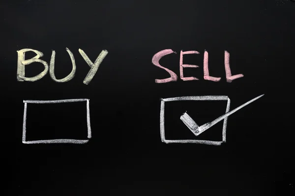 Comprar ou vender caixas de seleção no quadro negro — Fotografia de Stock