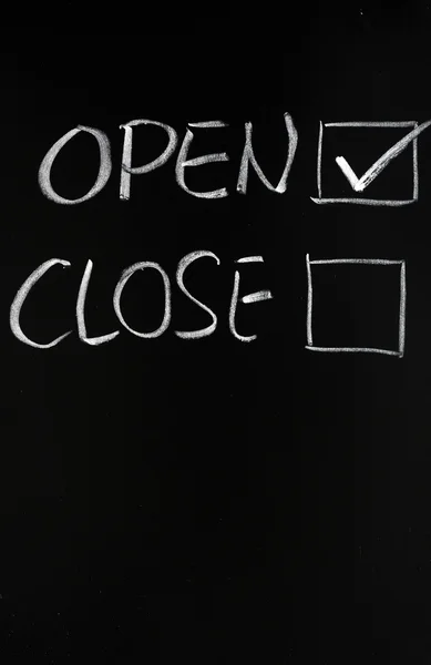 Caixas de seleção abertas e fechadas no quadro negro — Fotografia de Stock