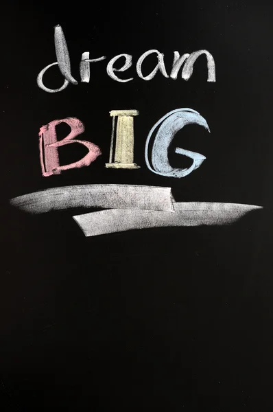 Dream big text skriven på en svart tavla — Stockfoto