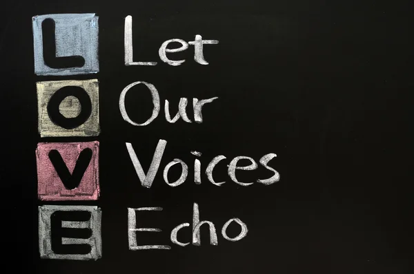 Acrónimo de LOVE, Deja que nuestras voces resuenen escritas en tiza — Foto de Stock