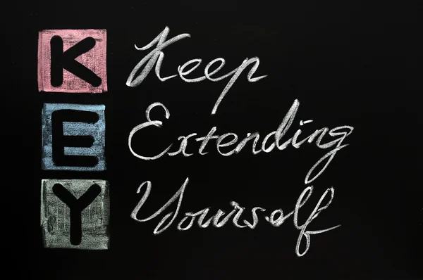 KEY acronym -Keep extending yourself on a blackboard with words written in — Stock Photo, Image