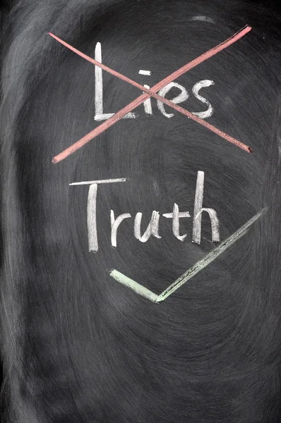 Crossing out lies and choosing truth — Stock Photo, Image