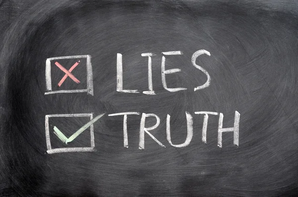 Skreślając kłamstwa i wybierając prawdę — Zdjęcie stockowe