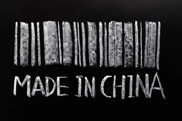 Código de barras de "Made in China" escrito com giz em um quadro negro — Fotografia de Stock