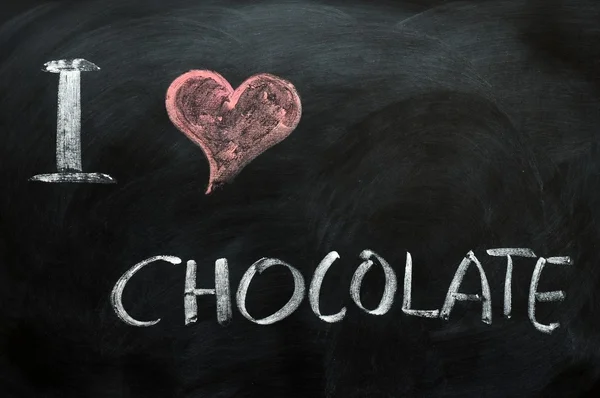 Я люблю шоколад - текст, написанный на доске — стоковое фото