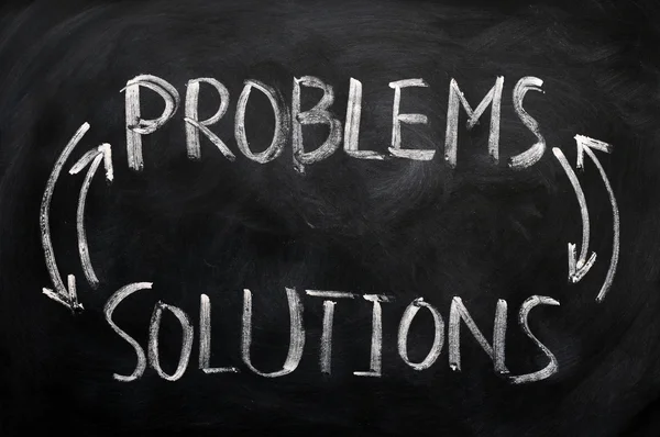 Problem och lösningar som skrivit på en svart tavla — Stockfoto
