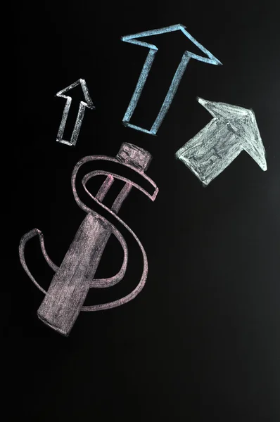Ons dollarteken met omhoog pijlen geschreven op een schoolbord — Stockfoto