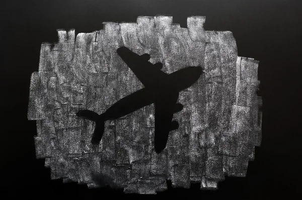 Bir kara tahta üzerinde bir uçak şeklinde — Stok fotoğraf