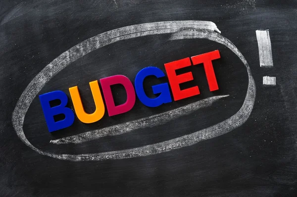 Budżet - słowo wykonane z kolorowych liter — Zdjęcie stockowe