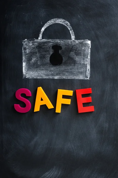 Um bloqueio desenhado em giz com a palavra Safe — Fotografia de Stock