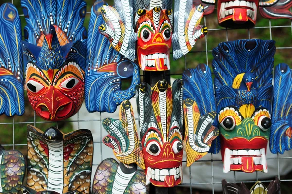 Máscaras de madeira coloridas — Fotografia de Stock