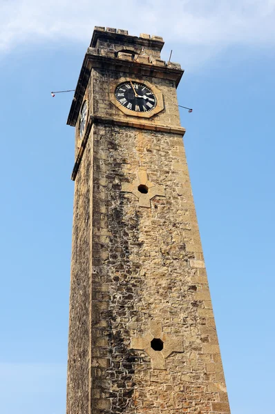 Историческая часовая башня против голубого неба — стоковое фото