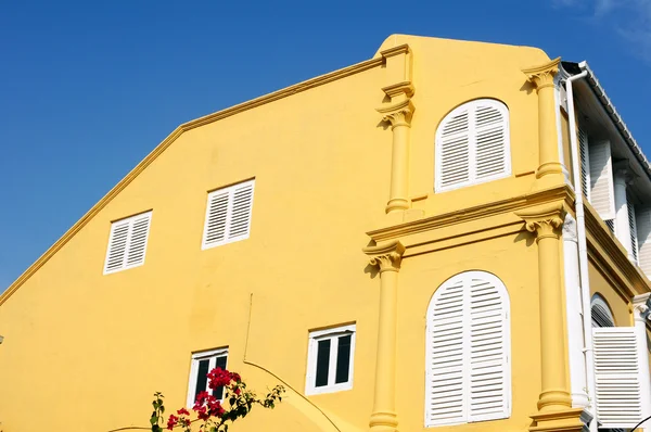 Желтые стены старого здания — стоковое фото