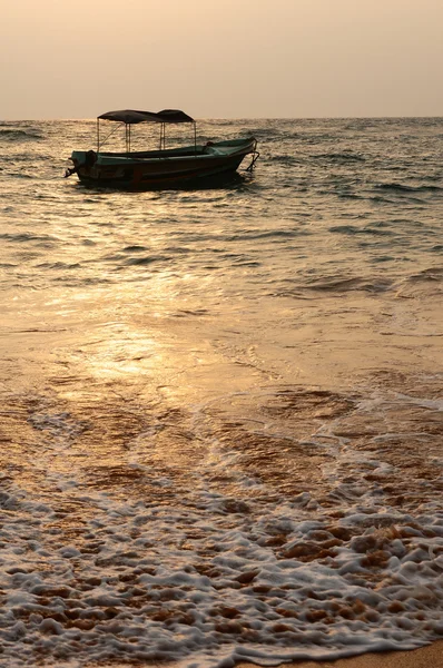 Човен на березі моря — стокове фото