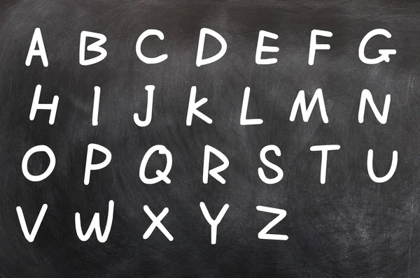 Engelska alfabetet handskrivna med vit krita på en svart tavla — Stockfoto