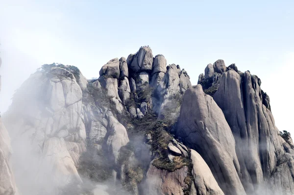 Скалистые горы в утренних туманах — стоковое фото