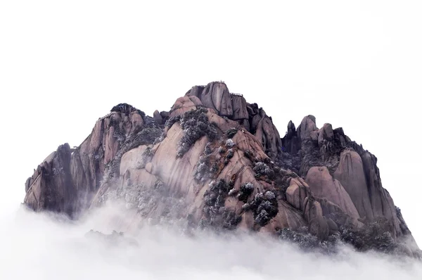 Montagne rocciose nella nebbia del mattino — Foto Stock