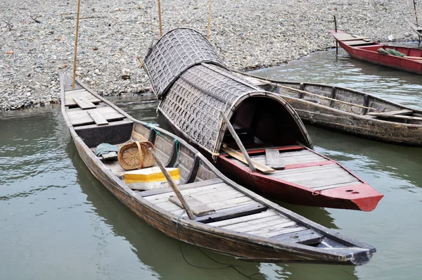 Boote am Flussufer — Stockfoto