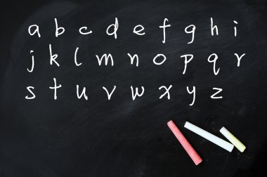 İngilizce alfabe ile bir kara tahta üzerinde beyaz tebeşir el yazısı