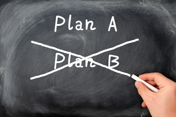 Plan een en plan b geschreven op een schoolbord achtergrond — Stockfoto
