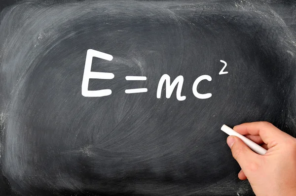 Relativitätsformel auf Tafel-Hintergrund geschrieben — Stockfoto