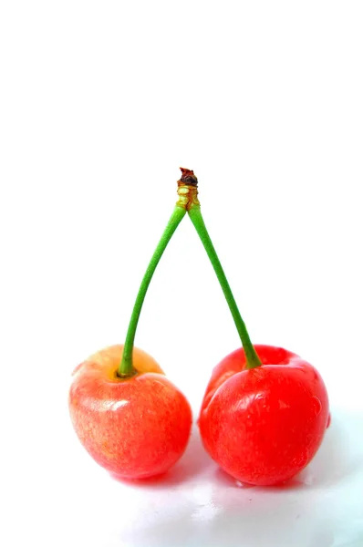 Frutas rojas de cereza sobre fondo blanco — Foto de Stock