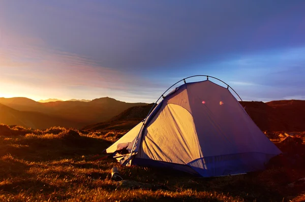 Camping tält i morgon solljus — Stockfoto