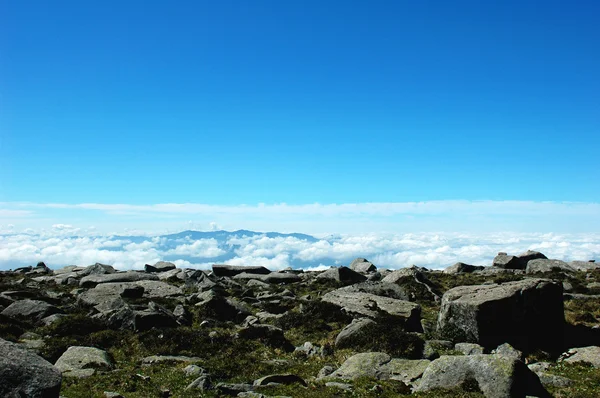 Cloudscape na szczycie góry — Zdjęcie stockowe