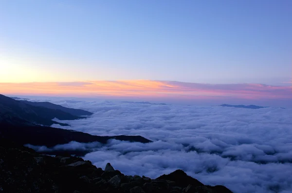 Paisaje nuboso en la cima de las montañas — Foto de Stock