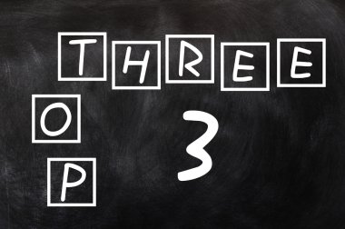 blackboard arka plan üzerinde üç top bulmaca