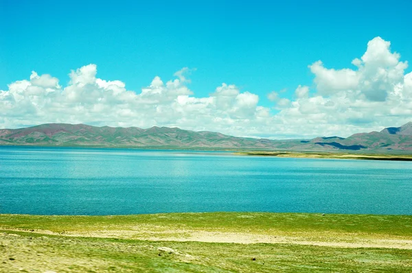 Göl ve gökyüzü manzara — Stok fotoğraf
