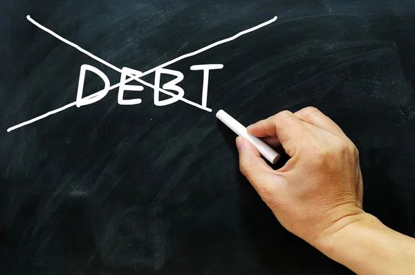 Dług jest przekreślone na tablicy — Zdjęcie stockowe
