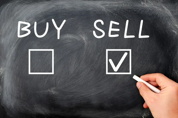 Comprar ou vender caixas de seleção escritas em um quadro-negro — Fotografia de Stock