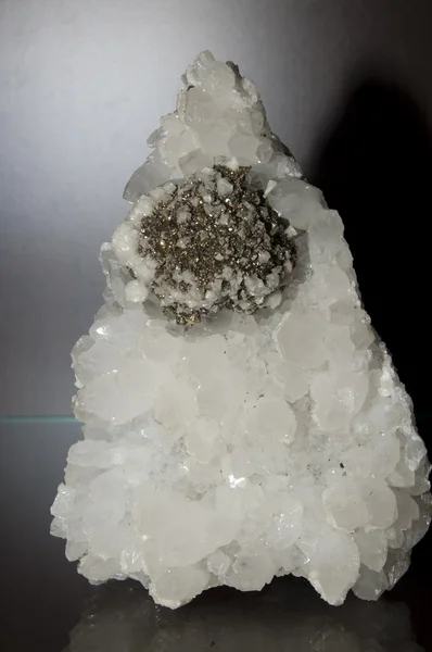 Chalcopyrite, Quartz and Calcite — Stock Photo, Image