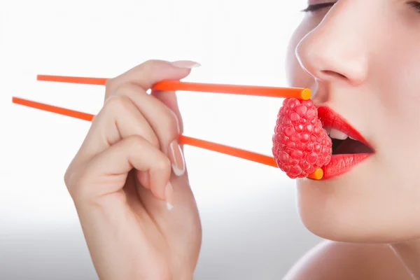 Gadis dengan sumpit dan raspberry — Stok Foto
