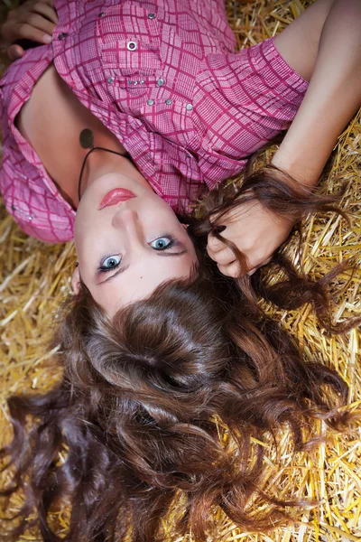 Retrato chica en haystack —  Fotos de Stock