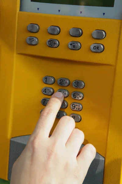 Ludzką ręką naciskając klawisz na telefon — Zdjęcie stockowe