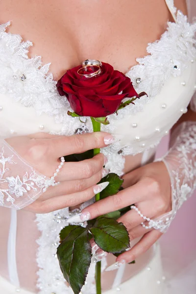 A noiva com uma rosa e alianças de casamento — Fotografia de Stock