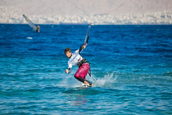 Kitesurfing na morzu — Zdjęcie stockowe