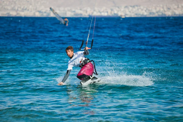 Kitesurfing på havet. — Stockfoto
