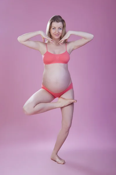 Femme enceinte en studio — Photo