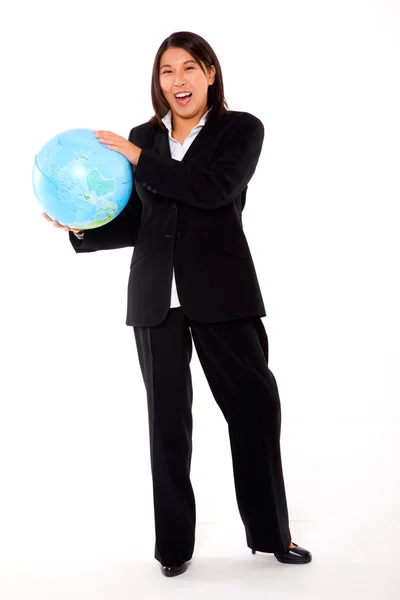 Азиатская предпринимательница с глобусом — стоковое фото