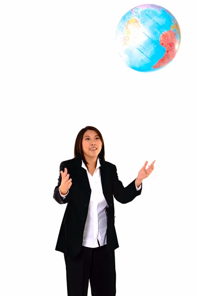 Азіатський бізнес-леді з глобусом — стокове фото