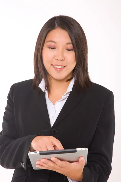 Азиатская бизнесвумен с планшетом — стоковое фото