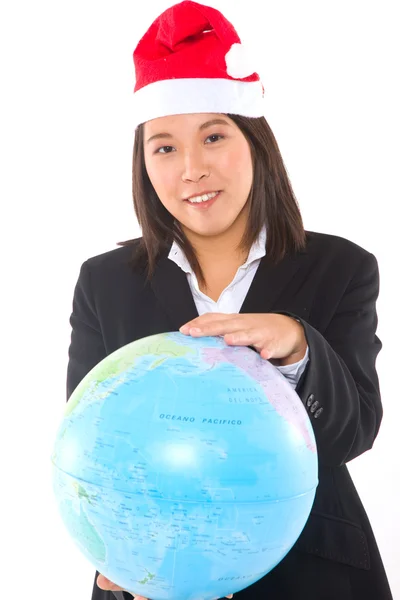 Femme d'affaires asiatique avec chapeau santa et globe — Photo
