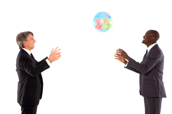 Deux hommes d'affaires jouant avec un globe — Photo