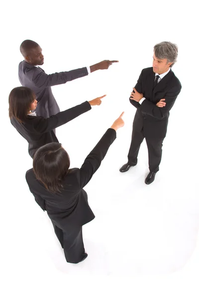 Equipe de trabalho aponta o dedo para um colega — Fotografia de Stock