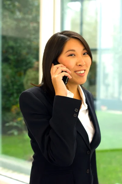 Asiática mujer de negocios con móvil —  Fotos de Stock