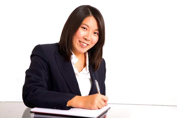 Asiatische Geschäftsfrau schreibt — Stockfoto