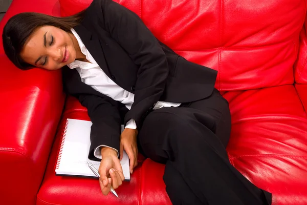 Podnikatelka, spaní na pohovce — Stock fotografie
